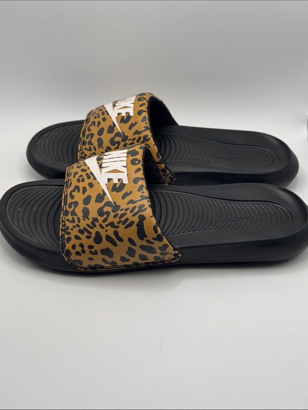 Nike Victori One Leopard Print Slides Sandals Size 7 Women’s - Picture 3 of 8